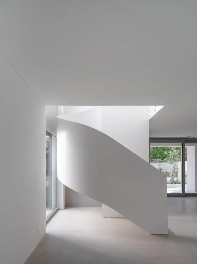 Treppenhaus – geschwungene Treppe in Weiss